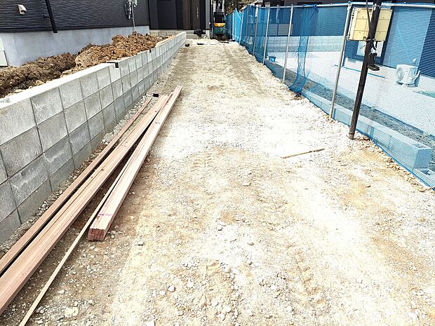 【2号棟駐車スペース】縦列駐車スペースは、敷地を有効活用しながら2台分をしっかり確保できる点が魅力。前後で停められるため出し入れがしやすく、来客用やセカンドカーの駐車にも便利な実用性の高いスペースです♪