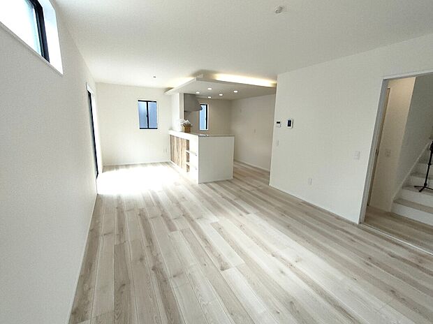 【LDK(1号棟)】18帖の広々としたリビングは、窓から光が差し込む開放的な空間。家具の配置も自由に楽しめ、家族の集まる場所としてゆとりある暮らしを叶える、快適で明るい住空間です♪