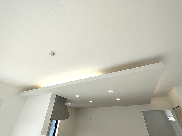 【折下げ天井(1号棟)】折下げ天井と間接照明が上質な雰囲気を演出し、空間に奥行きと落ち着きをプラス。柔らかい光が広がる、ホテルライクな心地よさを感じられるリビングです♪