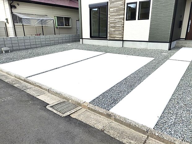 【駐車スペース】並列で4台分確保された駐車スペースは、来客時や複数台所有にも対応できる安心設計。舗装済みで出入りもスムーズ。外構と調和した美しい仕上がりで、住まいの印象もアップします♪