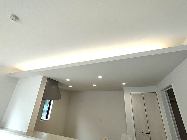 【折下げ天井】折下げ天井と間接照明が上質な雰囲気を演出し、空間に奥行きと落ち着きをプラス。柔らかい光が広がる、ホテルライクな心地よさを感じられるリビングです♪