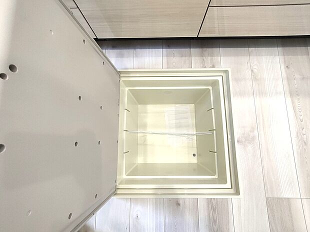 【床下収納(1号棟)】床下収納は、普段使わない食品や備品などをすっきりしまえる便利なスペース。限られた空間を有効活用でき、キッチンまわりの整理整頓にも役立ちます♪