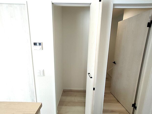 【パントリー(1号棟)】キッチン横に設けられたパントリーは、食品や日用品のストックに便利。棚付きで整理しやすく、生活感を隠しながらすっきりとした空間を保てます♪