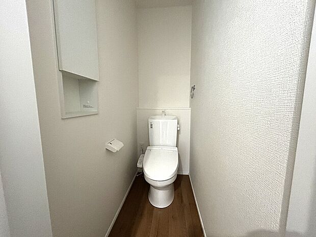 【トイレ】清潔感あるトイレは、温水洗浄機能付きで快適な使い心地。省スペースながら手洗いや収納も工夫され、毎日使う場所だからこそ、落ち着きと機能性を兼ね備えた心地よい空間です♪