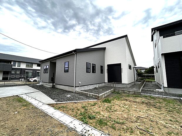 【1号棟外観】片流れ屋根が印象的な平屋の外観。グレーとホワイトのツートンが洗練された印象を与え、落ち着きの中にモダンな存在感を放つデザインです♪