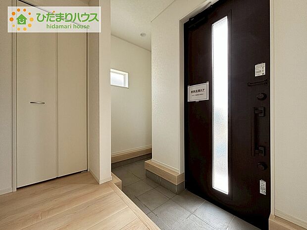 【玄関】《3号棟》小窓が付いているドアなので明るいスペースになっています♪