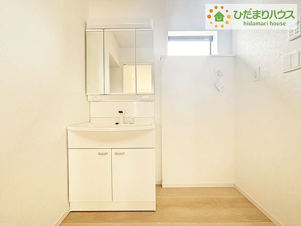 【独立洗面台】《3号棟》大きな三面鏡の独立洗面。鏡の後ろは収納となっているのでスッキリと整理できます!