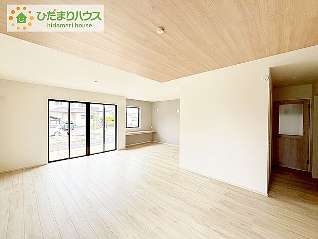 【リビング】《2号棟》リビング大きな窓からは、暖かな日の光が降り注ぎます・・・