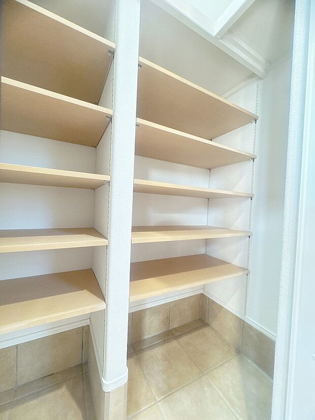 【【小倉3-2-8】収納】家族の靴をまとめて収納できる便利なシューズクローゼット。玄関まわりをすっきり保てるので、毎日の出入りも快適です。