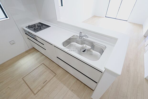 大容量の収納スペースは取り出しやすく、しまいやすいスライドタイプ、大きな鍋などの調理器具や、調味料も出し入れしやすいですね。