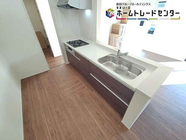 大容量の収納スペースは取り出しやすく、しまいやすいスライドタイプ、大きな鍋などの調理器具や、調味料も出し入れしやすいですね。