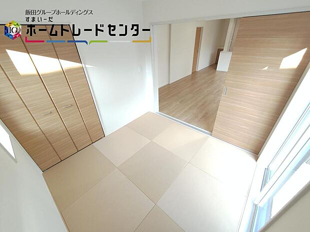 光が差し込む室内には、穏やかな時間が流れます。休日には、落ち着いた空間で自分の趣味を楽しむのはいかがですか。