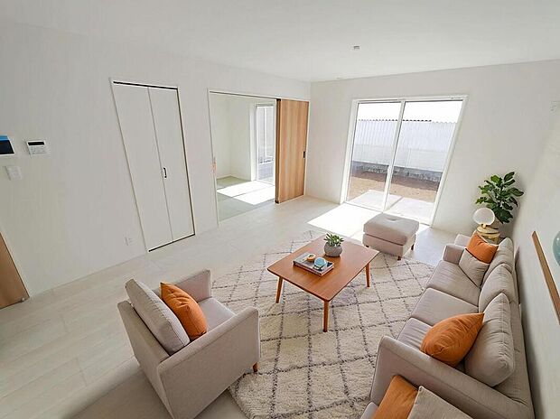 広々としたLDKに、自分好みのインテリアでレイアウト。季節ごとに模様替えなども、楽しみの一つとなりそうです。※家具をCGで加工しています。家具付き販売ではございません。