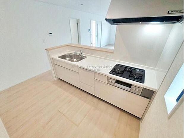 収納力豊富、爽やかなシステムキッチンを用意しております。さっと拭き取るだけで汚れが簡単にとれますので、キッチンスペースをいつでもすっきりとお使い頂けます。
