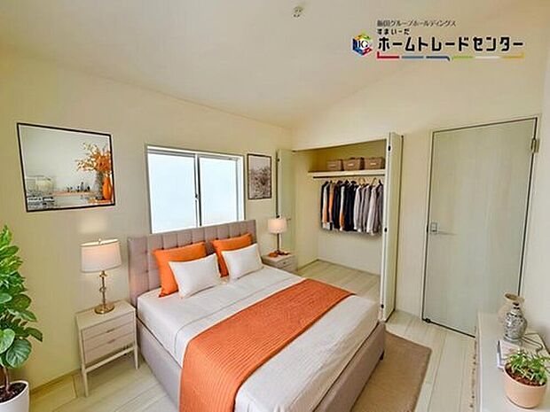 大きなベッドを置いてもゆとりのある広さ！収納完備しておりますので、家具が少なくて済みます！お掃除もラクラクですね♪※家具をCGで加工しています。家具付き販売ではございません。