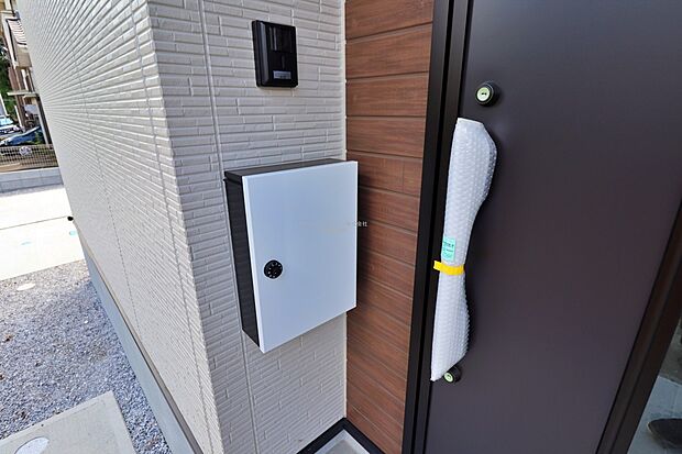 【玄関】訪れる人を優しく迎える、スタイリッシュな玄関。玄関ポーチには屋根がついているので雨などでも玄関前で濡れずにお出かけ準備が出来ます。