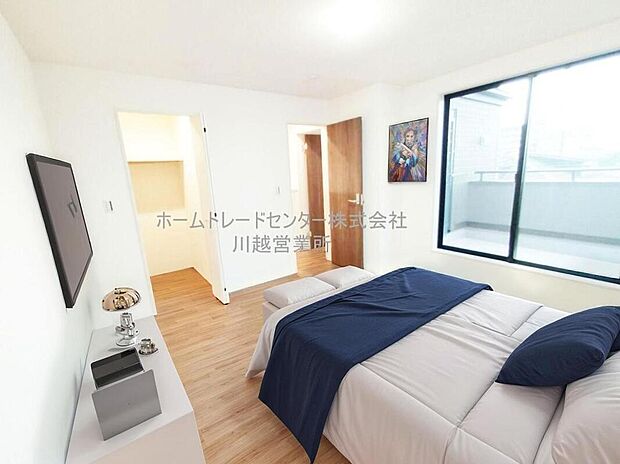 【洋室】大きなベッドを置いてもゆとりのある広さ!収納完備しておりますので、家具が少なく済みます!お掃除もラクラクですね♪※家具をCGで加工しています。家具付き販売ではございません。