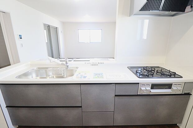 【キッチン】大容量の収納スペースは取り出しやすく、しまいやすいスライドタイプ、大きな鍋などの調理器具や、調味料も出し入れしやすいですね。