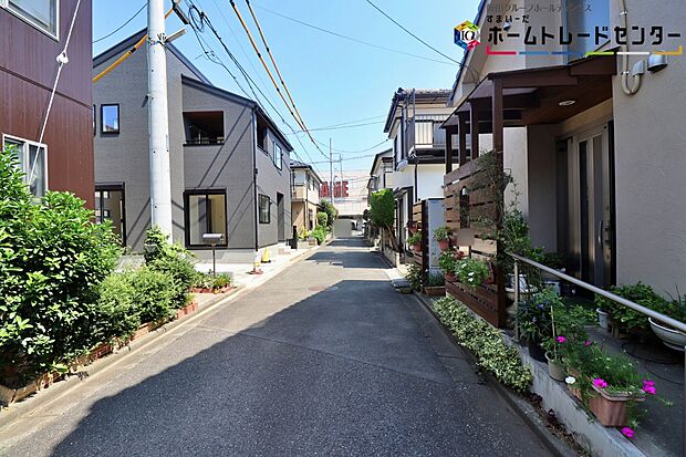【前面道路含む現地写真】ひとたび扉を開けばそこに待っているのは上質な空間とマイホームでの新生活をイメージさせる優雅なひととき。「この家なら…」ではなく「ここに住みたい♪」と思う感動をお届けいたします。