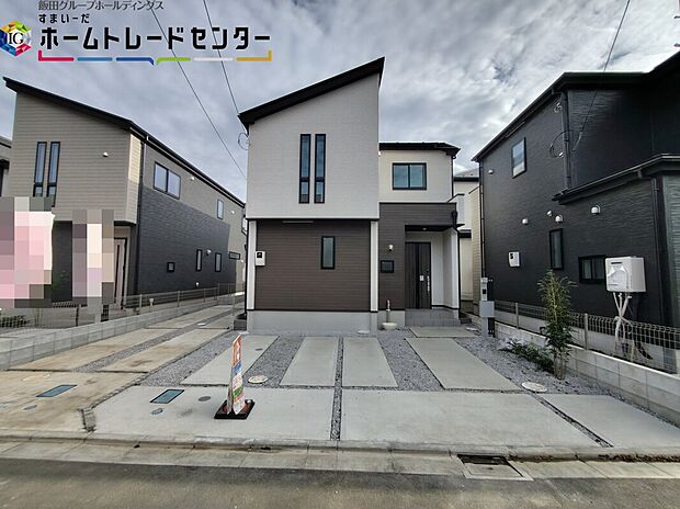 【駐車場】嬉しいコンクリート仕上げのカースペース。雨の日も足元を気にせず外出できます。ご家族の駐輪場としてもお使いいただけます。