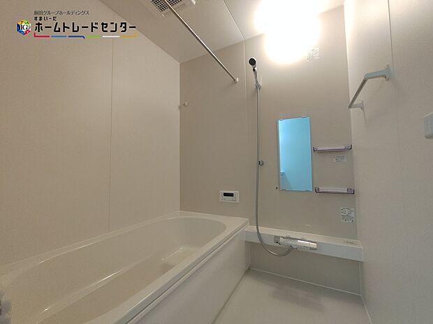 【浴室】浴室は湿気がたまりやすく、換気扇だけではどうしてもカビが出やすいです。窓があるだけでお風呂のカビお掃除がラクラク。
