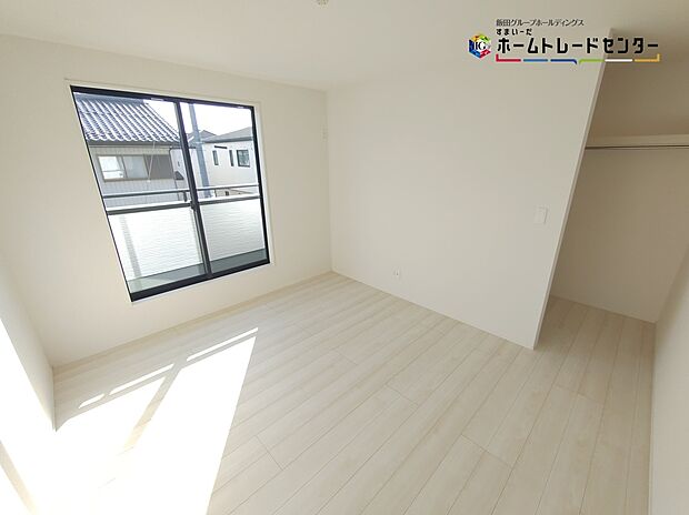 【洋室】充分な広さの収納を備え、採光良好な洋室は、快適空間。プライベートの時間もゆったりお寛ぎ頂けそうです。
