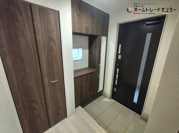 【玄関】訪れる人を優しく迎える、スタイリッシュな玄関。ご家族が増えると靴の数も増えますね。玄関にはたっぷり収納の下駄箱を完備しております！
