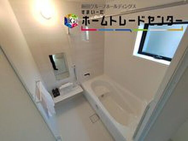 【浴室】浴室は湿気がたまりやすく、換気扇だけではどうしてもカビが出やすいです。窓があるだけでお風呂のカビお掃除がラクラク。