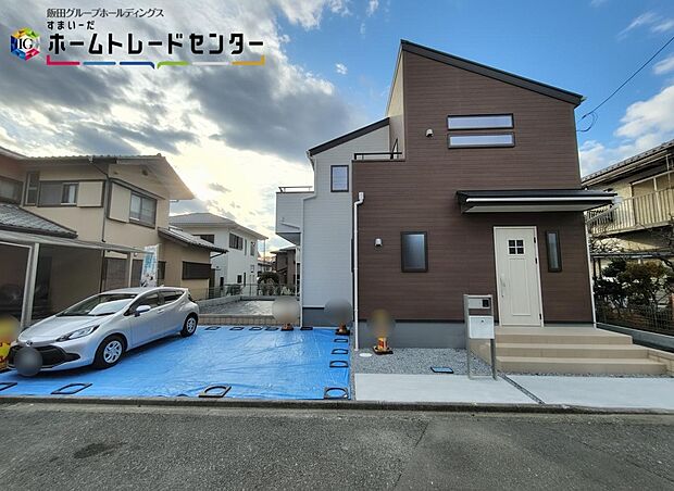 【玄関】訪れる人を優しく迎える、スタイリッシュな玄関。玄関ポーチには屋根がついているので雨などでも玄関前で濡れずにお出かけ準備が出来ます。

