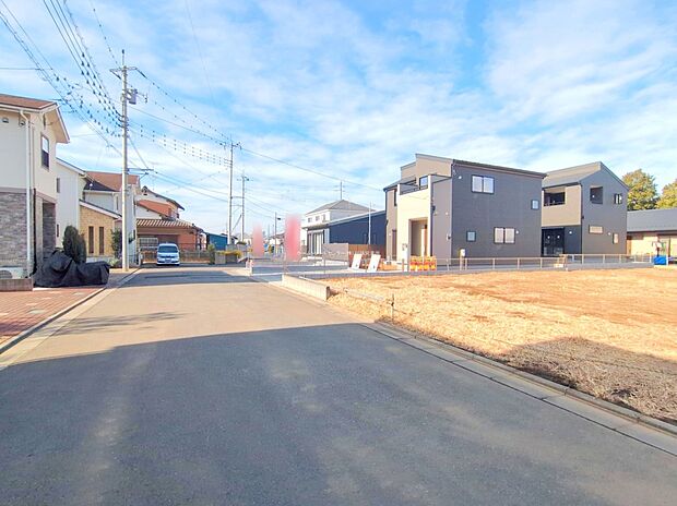 【前面道路含む現地写真】ひとたび扉を開けばそこに待っているのは上質な空間とマイホームでの新生活をイメージさせる優雅なひととき。「この家なら…」ではなく「ここに住みたい♪」と思う感動をお届けいたします。