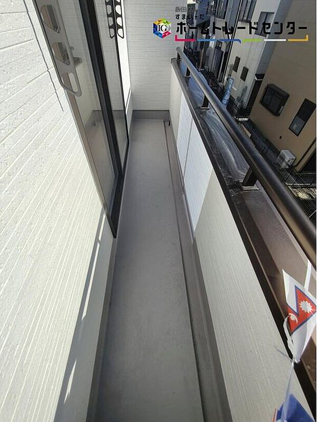 【バルコニー】子どもが小さいと洗濯物が増えがちですが、広いバルコニーでたくさんの洗濯物を干すことができます。