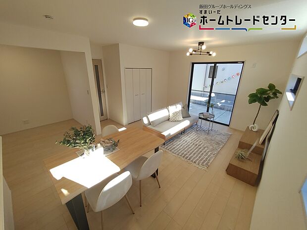 【リビング】家族の一体感を感じられる広々スペース。家族と過ごす時間を大切にする方にぴったりのゆとりの住空間。オフの時間が楽しみになりそうです。