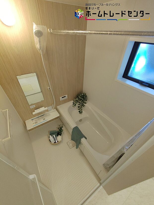 【浴室】浴室は湿気がたまりやすく、換気扇だけではどうしてもカビが出やすいです。窓があるだけでお風呂のカビお掃除がラクラク。