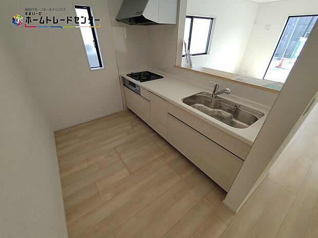 【キッチン】大容量の収納スペースは取り出しやすく、しまいやすいスライドタイプ、大きな鍋などの調理器具や、調味料も出し入れしやすいですね。
