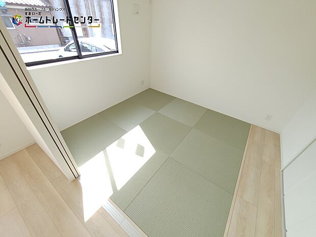 【１階和室】リビングの隣には、ホッと落ち着く和室を用意。書斎や子供部屋、客間としても使えます。何かと便利な居室です♪
