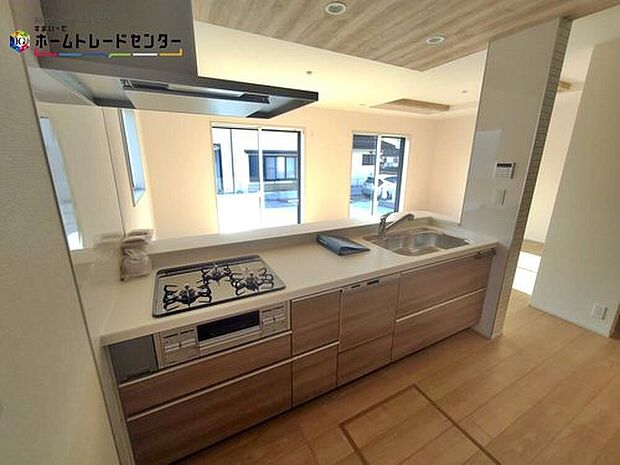 【キッチン】収納力豊富、爽やかなシステムキッチンを用意しております。さっと拭き取るだけで汚れが簡単にとれますので、キッチンスペースをいつでもすっきりとお使い頂けます。