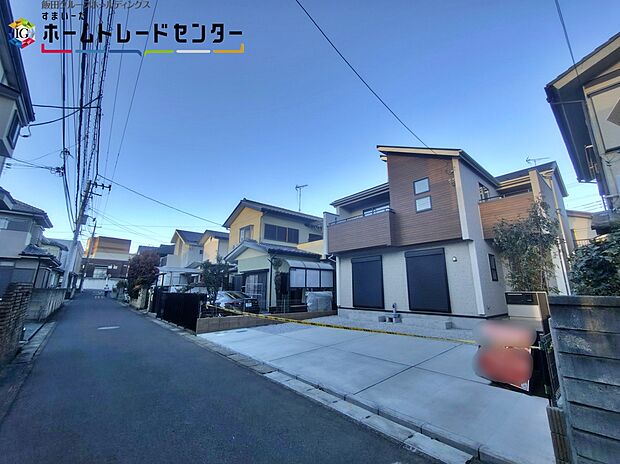 【前面道路含む現地写真】ひとたび扉を開けばそこに待っているのは上質な空間とマイホームでの新生活をイメージさせる優雅なひととき。「この家なら…」ではなく「ここに住みたい♪」と思う感動をお届けいたします。