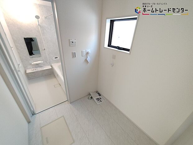 【浴室】浴室は湿気がたまりやすく、換気扇だけではどうしてもカビが出やすいです。窓があるだけでお風呂のカビお掃除がラクラク。
