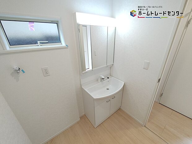 【洗面所】三面鏡ならではの収納力、温水シャワー付きの機能性、どちらも採用！汚れが落ち易い大型の洗面ボウルは手入れもしやすく日々の生活を陰ながら支えてくれる仕様となっております。
