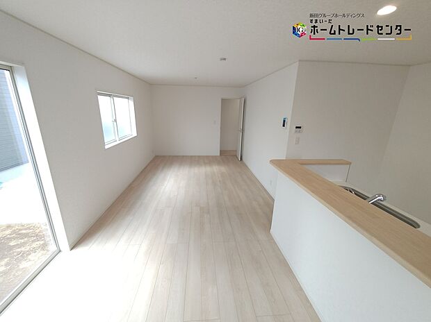 【LDK】ゆとりある空間で開放感があるリビングです♪採光にも優れていて過ごしていて気持ちのいいリビングです！ゆったりとした家族のお時間を。
