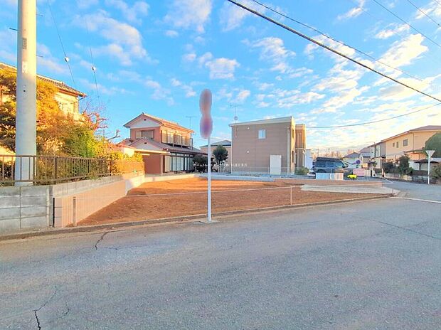 【現地外観写真】住宅性能評価で耐震等級３（最高等級）を取得！お客様を守る大切な住宅だからこそ、第三者の検査を受けて安心して住んでいただける住宅をご案内させて頂きます。その頑丈さを、ぜひ現地にてご体感くださいませ。