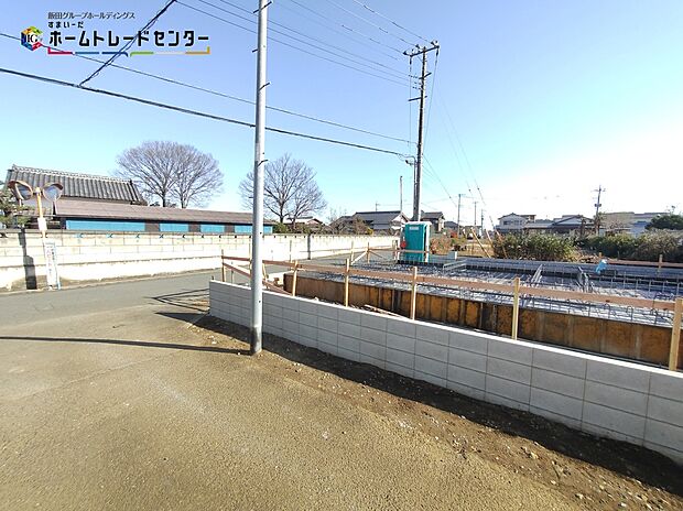 【現地外観写真】一戸建ての大きなメリットは、「自分の土地」を自由に使えること。好きなペットが飼えるほか、ガーデニングやDIY、車やバイクの手入れなど様々な趣味を楽しめます♪