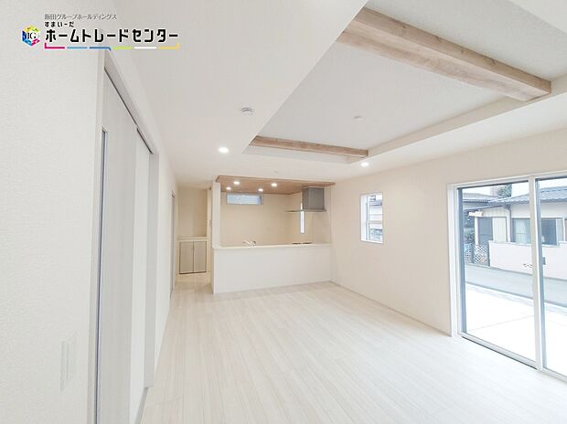 【LDK】ゆとりある空間で開放感があるリビングです♪採光にも優れていて過ごしていて気持ちのいいリビングです！ゆったりとした家族のお時間を。
