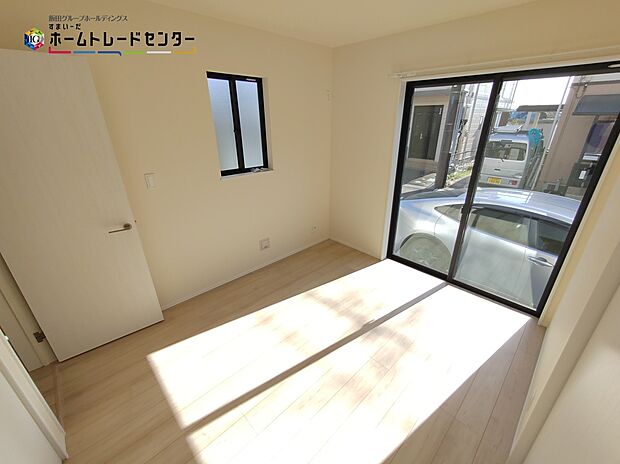 【１階洋室】お陽さまの光をさわやかな風をたっぷりとりこめます。室内はいつも明るい印象なので気持ちの良い朝を迎えられます。毎日の生活も明るくなりそうです。
