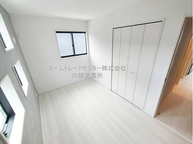 【リビング以外の居室】お陽さまの光をさわやかな風をたっぷりとりこめます。室内はいつも明るい印象なので気持ちの良い朝を迎えられます。毎日の生活も明るくなりそうです。