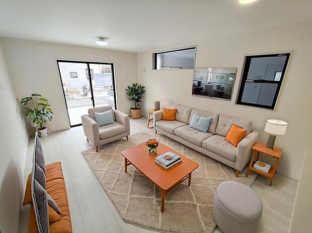 【LDK】広々としたLDKに、自分好みのインテリアでレイアウト。季節ごとに模様替えなども、楽しみの一つとなりそうです。※家具をCGで加工しています。家具付き販売ではございません。
