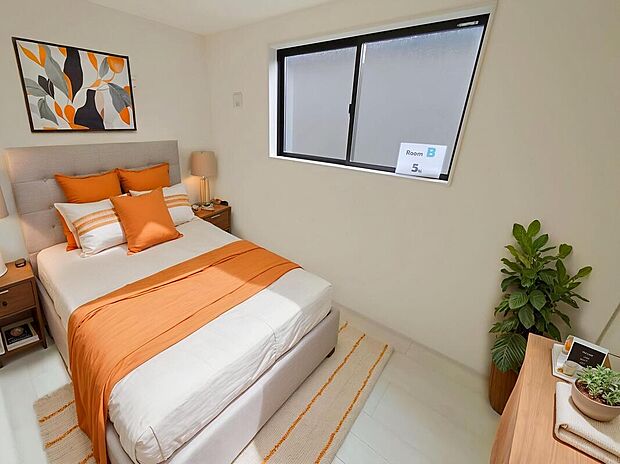 【主寝室】大きなベッドを置いてもゆとりのある広さ！収納完備しておりますので、家具が少なく済みます！お掃除もラクラクですね♪※家具をCGで加工しています。家具付き販売ではございません。
