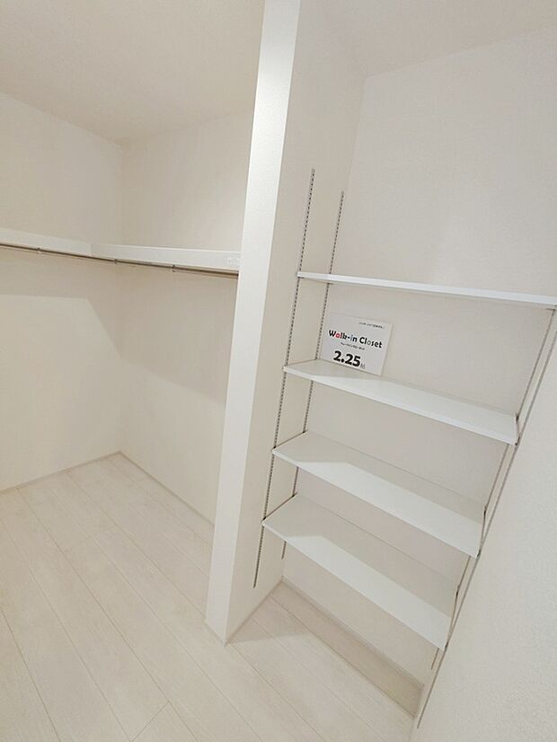 【キッチン横ウォークインクローゼット】キッチン横のウォークインクローゼット。何気ない一日のひとコマが何者にも代えがたい宝物になることでしょう♪