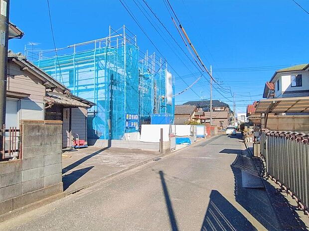 【前面道路含む現地写真】ひとたび扉を開けばそこに待っているのは上質な空間とマイホームでの新生活をイメージさせる優雅なひととき。「この家なら…」ではなく「ここに住みたい♪」と思う感動をお届けいたします。