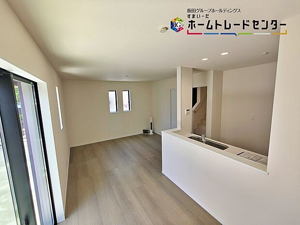 【LDK】ゆとりある空間で開放感があるリビングです♪採光にも優れていて過ごしていて気持ちのいいリビングです！ゆったりとした家族のお時間を。
